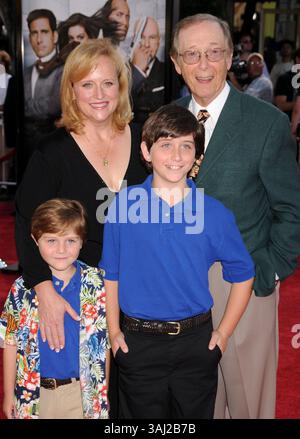 16 juin 2008 - Los Angeles, CA, États-Unis - 16 juin 2008 - Westwood, Californie - Bernie Kopell (à droite) et sa famille. ''Get Smart'' première de Los Angeles au Mann's Village Theatre. Crédit photo : Byron Purvis/AdMedia (crédit image : © Byron Purvis/AdMedia via ZUMA Wire) Banque D'Images