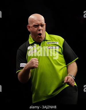 Michael van Gerwen célèbre sa victoire contre Chris Dobey lors de la dixe nuit de la BetMGM premier League à l'AO Arena de Manchester. Date de la photo : jeudi 10 avril 2025. Banque D'Images