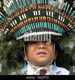 20 août 2017 - Santa Fe, Nouveau-Mexique, U. S - JAIPO MAKOWA PIJNG HARVIER, 7 ans, de Pojoaque et Santa Clara Pueblos, est le gagnant du Best of Show 2017 au concours de vêtements amérindiens du marché indien. (Crédit image : © Cathy Scholl via ZUMA Wire) Banque D'Images