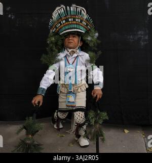 20 août 2017 - Santa Fe, Nouveau-Mexique, U. S - JAIPO MAKOWA PIJNG HARVIER, 7 ans, de Pojoaque et Santa Clara Pueblos, est le gagnant du Best of Show 2017 au concours de vêtements amérindiens du marché indien. (Crédit image : © Cathy Scholl via ZUMA Wire) Banque D'Images