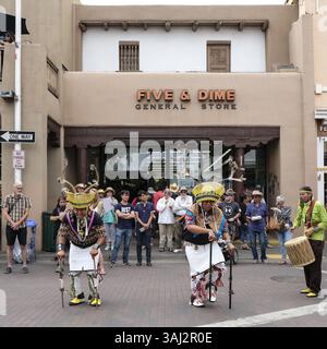 20 août 2017 - Santa Fe, Nouveau-Mexique, U. S - les membres des danseurs de Serpent Trail d'Ohkay Owingeh, Nouveau-Mexique se produisent au Santa Fe Plaza pendant le marché indien. (Crédit image : © Cathy Scholl via ZUMA Wire) Banque D'Images