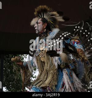 20 août 2017 - Santa Fe, Nouveau-Mexique, U. S - FABIAN FONTENELLE du patrimoine de Zuni et Omaha se produit au Santa Fe Plaza pendant le marché indien 2017. (Crédit image : © Cathy Scholl via ZUMA Wire) Banque D'Images