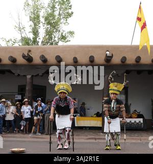 20 août 2017 - Santa Fe, Nouveau-Mexique, U. S - les membres des danseurs de Serpent Trail d'Ohkay Owingeh, Nouveau-Mexique se produisent au Santa Fe Plaza pendant le marché indien. (Crédit image : © Cathy Scholl via ZUMA Wire) Banque D'Images