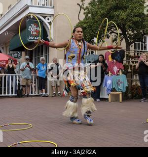 20 août 2017 - Santa Fe, Nouveau-Mexique, U. S - cinq fois champion du monde danseur de cerceau et musicien TONY DUNCAN d'Apache, Arikara, Mandan, héritage Hidatsa, se produit au marché indien de Santa Fe. (Crédit image : © Cathy Scholl via ZUMA Wire) Banque D'Images