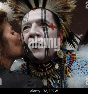 20 août 2017 - Santa Fe, Nouveau-Mexique, U. S - FABIAN FONTENELLE du patrimoine de Zuni et Omaha se fait embrasser par un fan après sa performance à la place de Santa Fe pendant le marché indien 2017. (Crédit image : © Cathy Scholl via ZUMA Wire) Banque D'Images