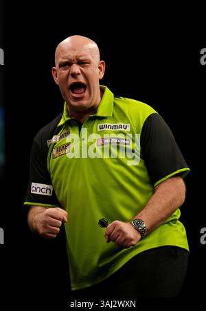 Michael van Gerwen célèbre sa victoire contre Chris Dobey lors de la dixe nuit de la BetMGM premier League à l'AO Arena de Manchester. Date de la photo : jeudi 10 avril 2025. Banque D'Images