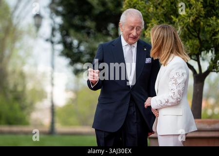 Rome, Italie. 9 avril 2025. Le premier ministre italien Giorgia Meloni reçoit sa Majesté le roi Charles III à la Villa Doria Pamphilj. (Crédit image : © Stefano Costantino/SOPA images via ZUMA Press Wire) USAGE ÉDITORIAL SEULEMENT ! Non destiné à UN USAGE commercial ! Banque D'Images