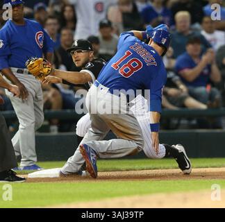 26 juillet 2017 - Chicago, il, États-Unis - Ben Zobrist (18) des Cubs de Chicago glisse en toute sécurité dans la troisième base devant l'infidieur des White Sox de Chicago Yolmer Sanchez après un single de la RBI par Kyle Schwarber des Cubs lors de la quatrième manche au Guaranteed Rate Field à Chicago le mercredi 26 juillet 2017. (Crédit image : © Nuccio Dinuzzo/TNS via ZUMA Wire) Banque D'Images