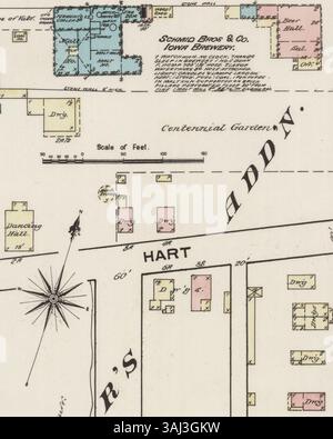 La carte d'assurance incendie de Sanborn de Dubuque, Iowa, datée de février 1884, détaille la disposition du jardin du centenaire et de la salle de danse, qui fait partie de la brasserie Schmid Brothers & Company. La carte montre la conception architecturale et les zones environnantes dans le contexte de l'histoire locale. Banque D'Images