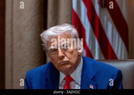 Le président AMÉRICAIN Donald J. Trump écoute les remarques lors d’une réunion du Cabinet dans la salle du Cabinet de la Maison Blanche à Washington, DC, États-Unis. 10 avril 2025. Crédit : Abaca Press/Alamy Live News Banque D'Images