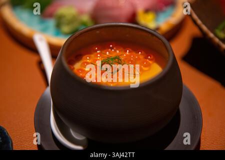 Ikura Chawanmushi ou crème aux œufs cuite à la vapeur Banque D'Images