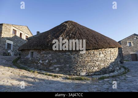 14 octobre 2015 - O Cebreiro, Galice/Province de Lugo, Espagne - O Cebreiro, Espagne : palloza traditionnelle typique de la région de Serra dos Ancares en Galice. Initialement destinées à abriter le bétail, les habitations ont des murs rustiques en pierre et un toit conique incliné composé de tiges de seigle. (Crédit image : © Paul Gordon via ZUMA Wire) Banque D'Images