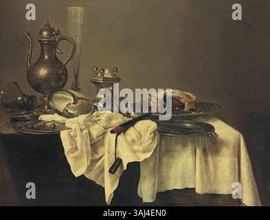 Peinture de natures mortes de Willem Claesz. Heda (1594-1680), intitulée « nature morte avec tarte aux mûres, tasse nautilus, cave à sel, flûte de vin façon-de-Venise, aiguière, roemer, noisettes », peinte vers 1619. Le travail se fait à l'huile sur panneau. Banque D'Images