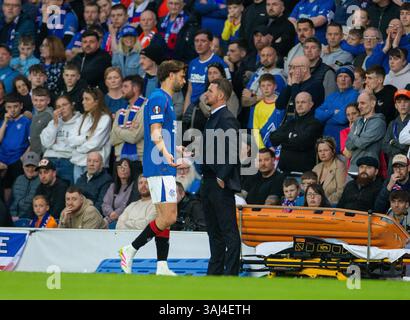 Ibrox Stadium, Glasgow, Royaume-Uni. 10 avril 2025. UEFA Europa League Quarter final First Leg Football, Rangers versus Athletic Club ; Robin Propper des Rangers fait des gestes devant Barry Ferguson, responsable intérimaire des Rangers, après avoir reçu un carton rouge à la 13e minute crédit : action plus Sports/Alamy Live News Banque D'Images