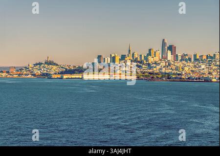 Une vue panoramique approchant le coucher du soleil vers le centre-ville de San Francisco au début du printemps Banque D'Images
