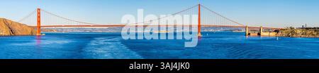 Une vue panoramique au coucher du soleil vers le côté océan du pont du Golden Gate à San Francisco au début du printemps Banque D'Images