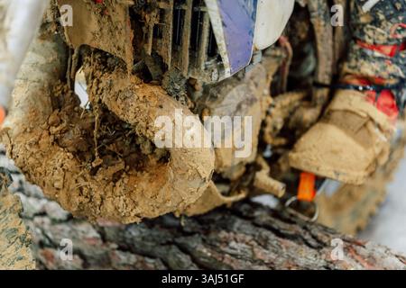 silencieux sale sur un vélo de montagne. système d'échappement de scooter après la course de boue Banque D'Images