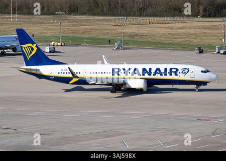Irlandais Ryanair Boeing 737-8200 MAX avec immatriculation EI-IHN à l'aéroport de Cologne Bonn Banque D'Images