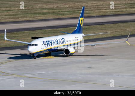 Boeing 737-800 irlandais de Ryanair avec immatriculation EI-EMJ à l'aéroport de Cologne Bonn Banque D'Images
