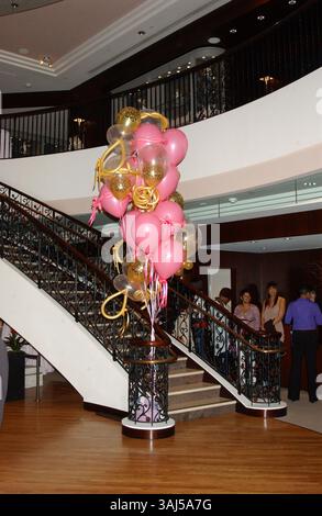 14 février 2004 - Beverly Hills, CA, États-Unis - 14 février 2004 ; Beverly Hills, CA, États-Unis; « The Ultimate Baby Shower » a eu lieu à la galerie Lladro sur Rodeo Drive. Crédit obligatoire : photo de Laura Farr/AdMedia. (â©) Copyright 2003 par Laura Farr Banque D'Images