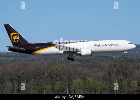 UPS Boeing 767-300F avec immatriculation N397UP en finale courte pour l'aéroport de Cologne Bonn Banque D'Images