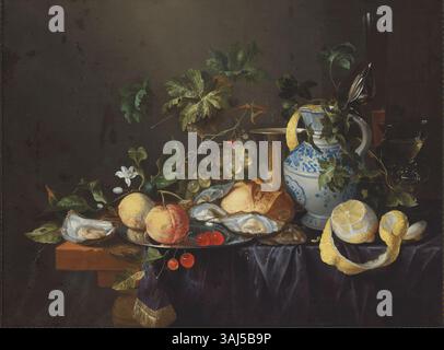 Ce tableau de natures mortes de Joris van son, créé entre 1650 et 1667, représente un assortiment de produits alimentaires et d'objets comprenant des huîtres, des fruits et une miche de pain, sur une table ornée d'argenterie et d'un vase de delft. Banque D'Images