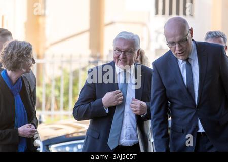 10. Avril 2025 : Bundespräsident Frank-Walter Steinmeier besucht das Haus der Geschichte à Bonn. IM Bild Bundespräsident Frank-Walter Steinmeier mit dem Präsidenten der Stiftung Haus der Geschichte der Bundesrepublik Deutschland, Professeur Dr Harald Biermann. Bundespräsident Frank-Walter Steinmeier sprach AM 10. Avril 2025 im Haus der Geschichte zu Bonn mit rund 200 Schülerinnen und Schülern über das Treffen zwischen Bundeskanzler Konrad Adenauer und Frankreichs Präsidenten Charles de Gaulle an einem Tag im September im Jahr 1958, dem entscheidenden Tag für die dauerhafte Aussöhnung zwischen den Banque D'Images