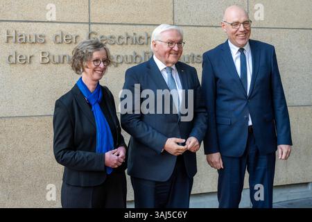 10. Avril 2025 : Bundespräsident Frank-Walter Steinmeier besucht das Haus der Geschichte à Bonn. IM Bild Bundespräsident Frank-Walter Steinmeier Mitte mit dem Präsidenten der Stiftung Haus der Geschichte der Bundesrepublik Deutschland, Professeur Dr Harald Biermann sowie Bürgermeisterin Nicole Unterseh, Bündnis 90/Die Grünen. Bundespräsident Frank-Walter Steinmeier sprach AM 10. Avril 2025 im Haus der Geschichte zu Bonn mit rund 200 Schülerinnen und Schülern über das Treffen zwischen Bundeskanzler Konrad Adenauer und Frankreichs Präsidenten Charles de Gaulle an einem Tag im September im Jahr 1958, Banque D'Images