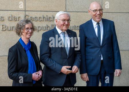 10. Avril 2025 : Bundespräsident Frank-Walter Steinmeier besucht das Haus der Geschichte à Bonn. IM Bild Bundespräsident Frank-Walter Steinmeier Mitte mit dem Präsidenten der Stiftung Haus der Geschichte der Bundesrepublik Deutschland, Professeur Dr Harald Biermann sowie Bürgermeisterin Nicole Unterseh, Bündnis 90/Die Grünen. Bundespräsident Frank-Walter Steinmeier sprach AM 10. Avril 2025 im Haus der Geschichte zu Bonn mit rund 200 Schülerinnen und Schülern über das Treffen zwischen Bundeskanzler Konrad Adenauer und Frankreichs Präsidenten Charles de Gaulle an einem Tag im September im Jahr 1958, Banque D'Images