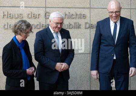 10. Avril 2025 : Bundespräsident Frank-Walter Steinmeier besucht das Haus der Geschichte à Bonn. IM Bild Bundespräsident Frank-Walter Steinmeier Mitte mit dem Präsidenten der Stiftung Haus der Geschichte der Bundesrepublik Deutschland, Professeur Dr Harald Biermann sowie Bürgermeisterin Nicole Unterseh, Bündnis 90/Die Grünen. Bundespräsident Frank-Walter Steinmeier sprach AM 10. Avril 2025 im Haus der Geschichte zu Bonn mit rund 200 Schülerinnen und Schülern über das Treffen zwischen Bundeskanzler Konrad Adenauer und Frankreichs Präsidenten Charles de Gaulle an einem Tag im September im Jahr 1958, Banque D'Images