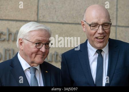 10. Avril 2025 : Bundespräsident Frank-Walter Steinmeier besucht das Haus der Geschichte à Bonn. IM Bild Bundespräsident Frank-Walter Steinmeier mit dem Präsidenten der Stiftung Haus der Geschichte der Bundesrepublik Deutschland, Professeur Dr Harald Biermann. Bundespräsident Frank-Walter Steinmeier sprach AM 10. Avril 2025 im Haus der Geschichte zu Bonn mit rund 200 Schülerinnen und Schülern über das Treffen zwischen Bundeskanzler Konrad Adenauer und Frankreichs Präsidenten Charles de Gaulle an einem Tag im September im Jahr 1958, dem entscheidenden Tag für die dauerhafte Aussöhnung zwischen den Banque D'Images