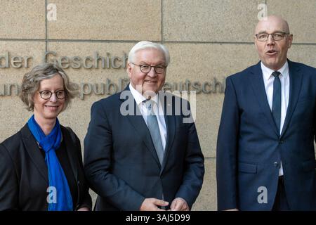 10. Avril 2025 : Bundespräsident Frank-Walter Steinmeier besucht das Haus der Geschichte à Bonn. IM Bild Bundespräsident Frank-Walter Steinmeier Mitte mit dem Präsidenten der Stiftung Haus der Geschichte der Bundesrepublik Deutschland, Professeur Dr Harald Biermann sowie Bürgermeisterin Nicole Unterseh, Bündnis 90/Die Grünen. Bundespräsident Frank-Walter Steinmeier sprach AM 10. Avril 2025 im Haus der Geschichte zu Bonn mit rund 200 Schülerinnen und Schülern über das Treffen zwischen Bundeskanzler Konrad Adenauer und Frankreichs Präsidenten Charles de Gaulle an einem Tag im September im Jahr 1958, Banque D'Images