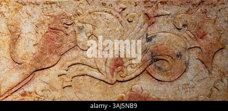 Cette pièce de la tombe Zhou du Nord (592 EC) présente un style animal turc, montrant un cheval ailé et un lion. La scène représente les influences mythologiques turques dans l'art chinois du vie siècle. Banque D'Images