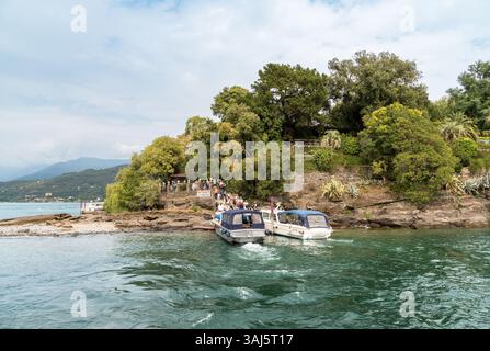 Isola Madre, Stresa, Italie - 6 septembre 2022 : jetée d'Isola Madre avec des touristes en attente de bateaux pour naviguer sur le lac majeur. Banque D'Images