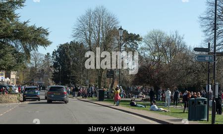 Brourton sur l'eau Gloucestershire Angleterre Royaume-Uni. 06.04. 2025. Centre du village bondé de visiteurs et de circulation passant par les Cotswolds Banque D'Images