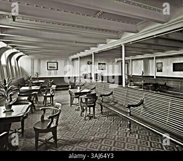 Le salon de 3ème classe du RMS Olympic en 1911, photographié par Bedford Lemere & Co, offre un aperçu de l’intérieur de l’un des paquebots les plus grands et les plus luxueux de son temps. La photo met en valeur l’élégance et le confort offerts aux passagers de troisième classe. Banque D'Images