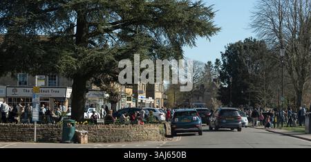 Brourton sur l'eau Gloucestershire Angleterre Royaume-Uni. 06.04. 2025. Centre du village bondé de visiteurs et de circulation passant par les Cotswolds Banque D'Images