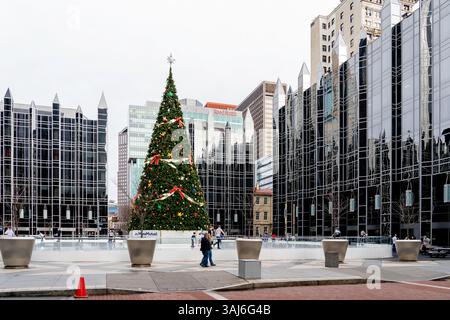 Pittsburgh, Pennsylvanie, États-Unis - 11 janvier 2020 : les gens patinent sur glace au Market Square Pittsburgh, Pennsylvanie, États-Unis. Banque D'Images