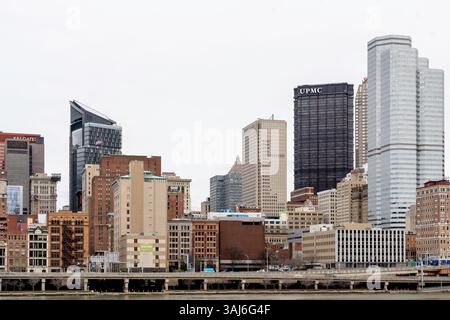 Pittsburgh, Pennsylvanie, États-Unis - 11 janvier 2020 : horizon du centre-ville de Pittsburgh. Banque D'Images