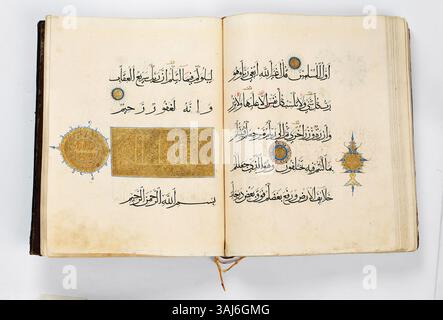 Un folio d'un Coran en trois parties de l'ère Seljuq, copié et enluminé par Mahmud ibn Ramadan vers 1280. Le manuscrit est décoré avec de l'encre, de la couleur et de l'or sur papier et est conservé au Musée des Arts turcs et islamiques. Banque D'Images