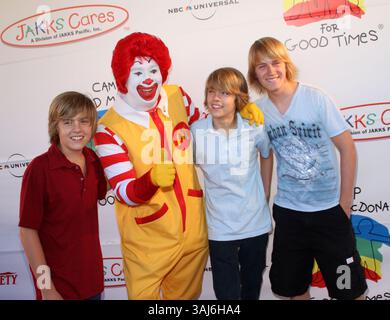 27 octobre 2008 - Hollywood, Californie, États-Unis - 26 octobre 2008 - Hollywood, Californie - Cole Sprouse ; Ronald McDonald, Dylan Sprouse. Camp Ronald McDonald tenu à Universal Studios Back Lot. Crédit photo : Kevan Brooks/AdMedia (crédit image : © Kevan Brooks/AdMedia via ZUMA Wire) Banque D'Images