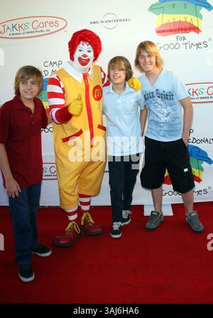 27 octobre 2008 - Hollywood, Californie, États-Unis - 26 octobre 2008 - Hollywood, Californie - Cole Sprouse ; Ronald McDonald, Dylan Sprouse. Camp Ronald McDonald tenu à Universal Studios Back Lot. Crédit photo : Kevan Brooks/AdMedia (crédit image : © Kevan Brooks/AdMedia via ZUMA Wire) Banque D'Images