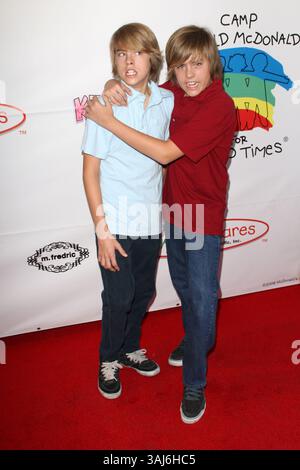 27 octobre 2008 - Hollywood, Californie, États-Unis - 26 octobre 2008 - Hollywood, Californie - Cole Sprouse ; Dylan Sprouse . Camp Ronald McDonald tenu à Universal Studios Back Lot. Crédit photo : Kevan Brooks/AdMedia (crédit image : © Kevan Brooks/AdMedia via ZUMA Wire) Banque D'Images