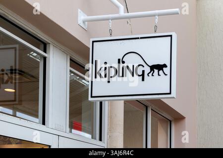 Enseigne suspendue Kipling Aéropostale à Orlando, Floride, États-Unis. Banque D'Images