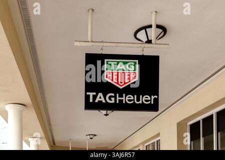 Affiche suspendue TAG Heuer à l'extérieur du magasin à Orlando, Floride, États-Unis. Banque D'Images