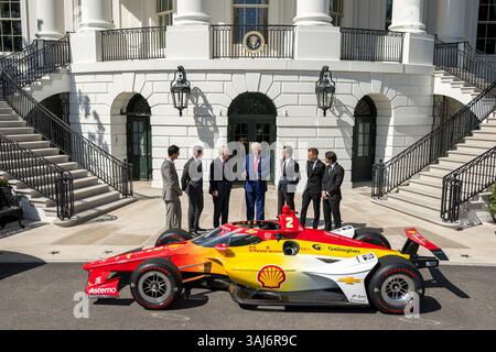 Washington, États-Unis. 09th Apr, 2025. U. S président Donald Trump, au centre, pose avec Roger Penske, à gauche, lors d'un événement avec le pilote de la NASCAR Cup Series Champion 2024 Joey Logano et les dirigeants de course au Portico Sud de la Maison Blanche, le 9 avril 2025 à Washington, DC crédit : Daniel Torok/White House photo/Alamy Live News Banque D'Images