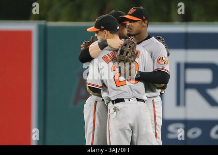 7 août 2017 : Adam Jones (10 ans), Joey Rickard (23 ans), Seth Smith (12 ans), joueur de droite des Orioles de Baltimore, Hug après que les Orioles aient battu les Angels 6-2 dans le match entre les Orioles de Baltimore et les Angels de Los Angeles d'Anaheim, Angel Stadium à Anaheim, CA, photographe : Peter Joneleit(crédit image : &copy ; Peter Joneleit/CSM via ZUMA Wire) Banque D'Images