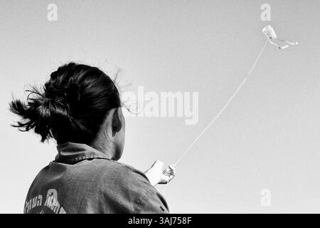 8 août 2017 - Jérusalem, Israël - les jeunes du mouvement HaMachanot HaOlim volent des cerfs-volants, dans l'esprit de la vision éducative unique du monde de Janusz Korczak, symbolisant la vie, l'enfance et la tolérance, après une cérémonie commémorative marquant les 75 ans de la mort de Janusz Korczak. Korczak, né Henryk Goldszmit en 1878, éducateur et pédiatre polono-juif, directeur d'un orphelinat à Varsovie, refuse la liberté personnelle et escorte ses 200 orphelins, forcés au camp de la mort de Treblinka, où ils sont exterminés en 1942. (Crédit image : © Nir Alon via ZUMA Wire) Banque D'Images