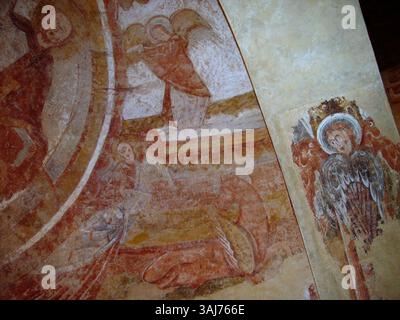 Cette fresque, créée entre 1135 et 1140, représente le Christ en Majesté entouré de séraphins et des figures tétramorphes, symbolisant les quatre évangélistes. Il met en évidence l’autorité divine et la représentation de la majesté du Christ. Banque D'Images