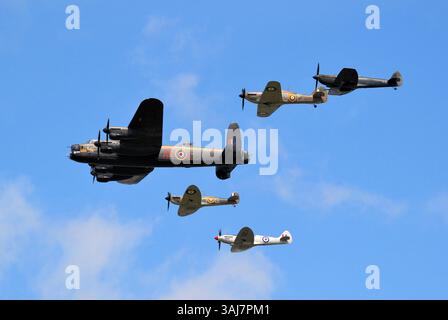 RAF Battle of Britain Memorial Flight, au Royal International Air Tattoo, incluant Lancaster, Three Spitfires et a Hurricane Banque D'Images
